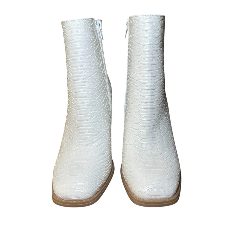 Altar’d State White Faux Croc-skin Ankle Boots Retro Block Heel Size 7.5